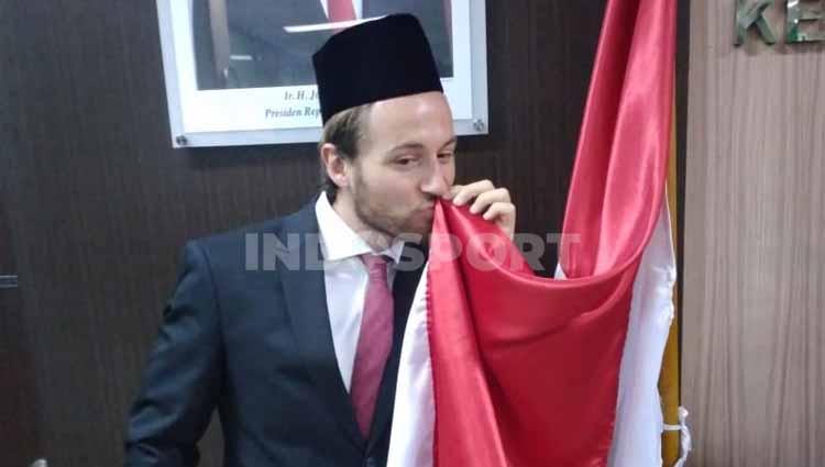Pemain Persija Jakarta Marc Klok resmi menyandang status Warga Negara Indonesia.