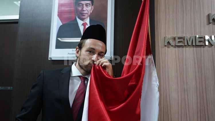Pemain Persija Jakarta Marc Klok resmi menyandang status Warga Negara Indonesia. - INDOSPORT