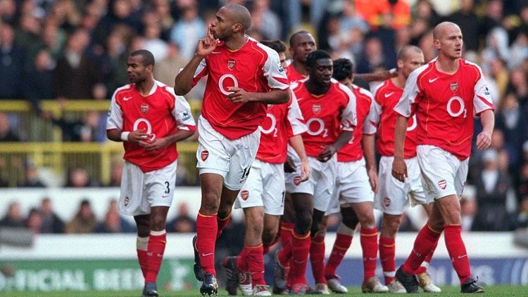 Ekspresi Thierry Henry usai mencetak gol untuk Arsenal dalam pertandingan Liga Inggris kontra Tottenham Hotspur, 13 November 2004. - INDOSPORT