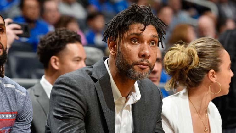 Tim Duncan saat menjadi asisten pelatih di San Antonio Spurs.