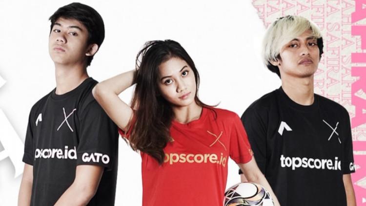 Pemain Timnas Putri, Shafira Ika (tengah) bersama pemain Timnas Futsal Bambang Bayu Saptaji dan pemain Timnas U-16 Muhammad Valeron.