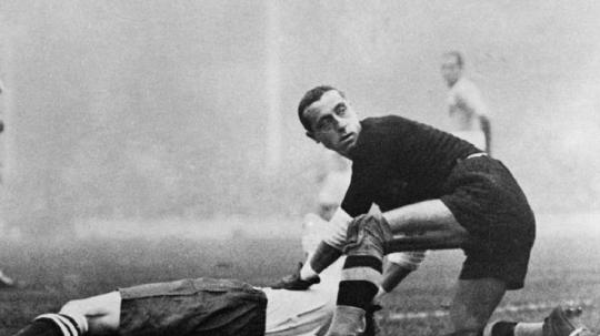 Laga persahabatan antara Inggris vs Italia yang tersohor dengan sebutan The Battle of Highbury, 14 November 1934.