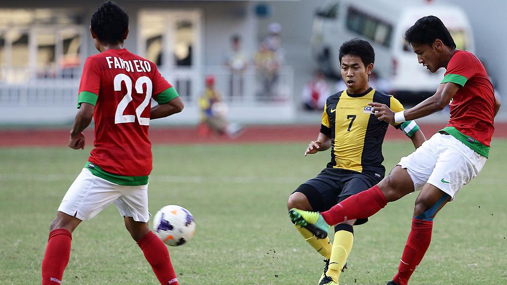 Yandi Sofyan (kanan) saat membela Timnas Indonesia vs Malaysia di SEA Games 2013 Copyright: Suhaimi Abdullah/Getty Images
