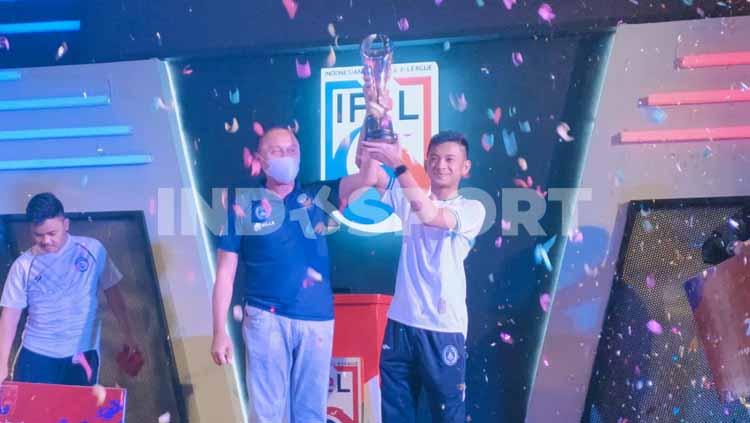 Podium juara turnamen eSports IFeL 2020, Minggu (15/11/20). - INDOSPORT