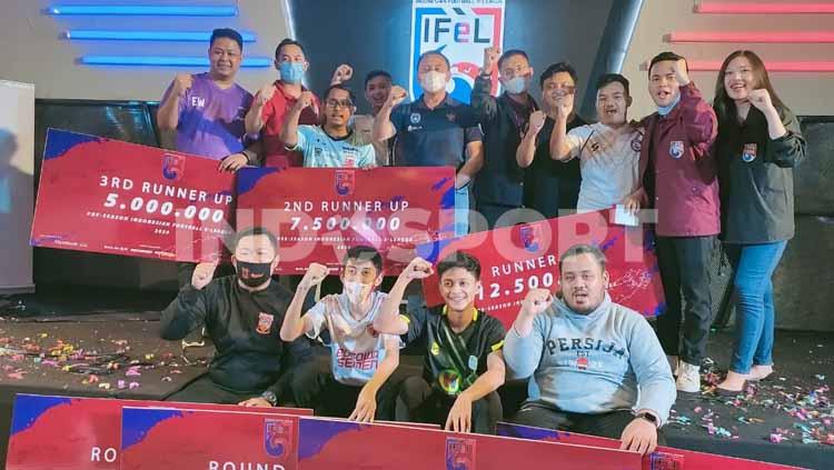 Podium juara turnamen eSports IFeL 2020, Minggu (15/11/20).4