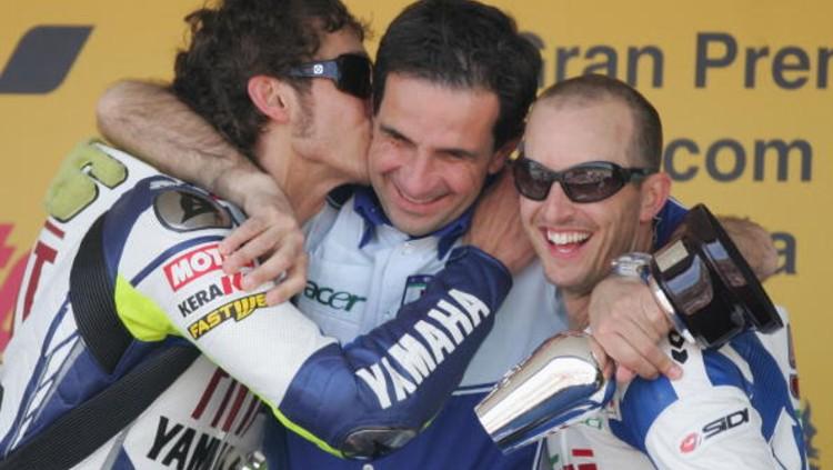 Davide Brivio bersama Valentino Rossi dan Colin Edwards saat masih berada di Yamaha. Copyright: (Photo by Julian Finney/Getty Images)