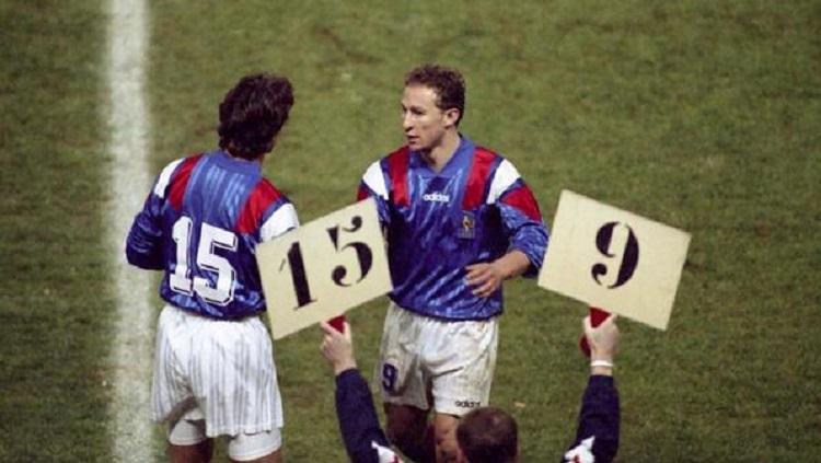 David Ginola masuk lapangan menggantikan Jean-Pierre Papin dalam pertandingan Kualifikasi Piala Dunia 1994 antara Prancis kontra Bulgaria, 17 November 1993.