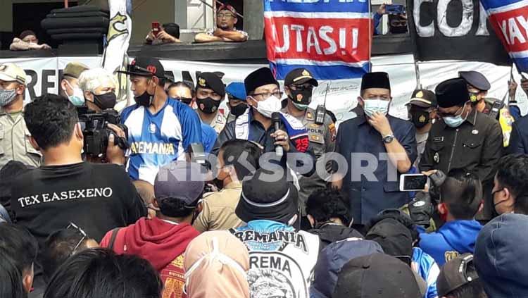 Wali Kota Malang, Sutiaji memberi respons dengan menemui Aremania.
