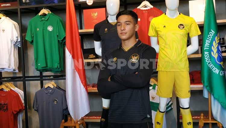 Peluncuran Jersey ketiga Timnas Indonesia, tampak penggawa Timnas Indonesia U-19 Jack Brown menjadi model dengan baju Jersey ketiga dengan warna dominan hitam. - INDOSPORT