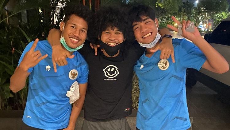 Bagus Kahfi berfoto bareng Bagas Kaffa dan Brylian Aldama di Jakarta. - INDOSPORT
