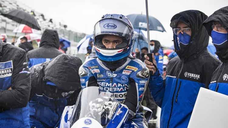 Pembalap Indonesia, Galang Hendra Pratama, bersiap di grid pada balapan World Supersport di Sirkuit Magny Cours, Prancis, 3 Oktober 2020.