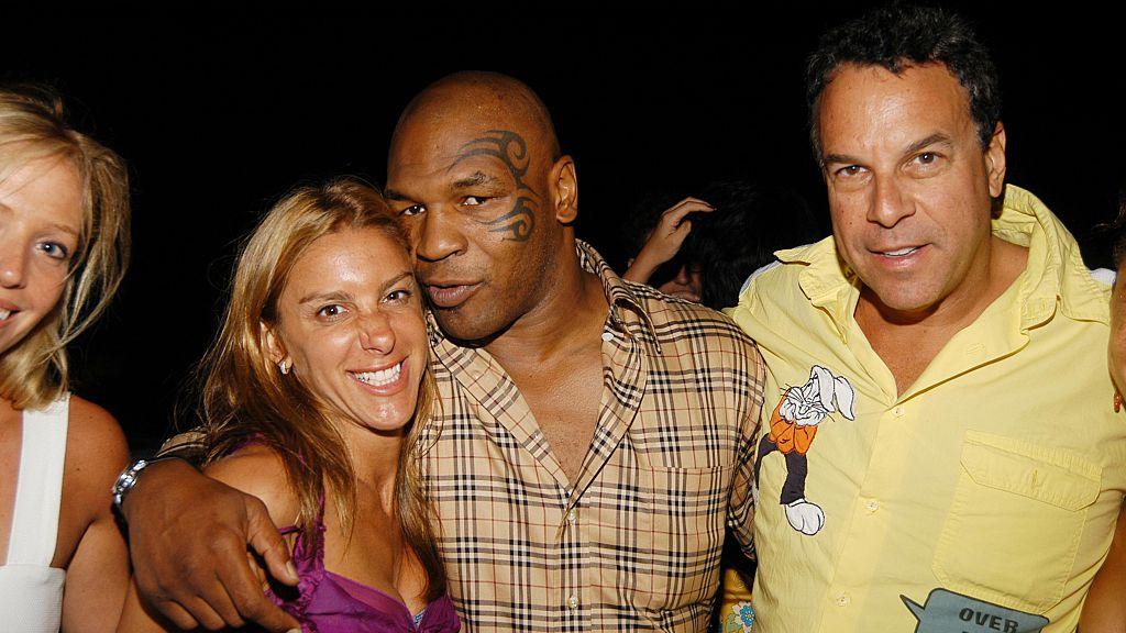 Dori Cooperman (baju ungu) dipeluk mesra Mike Tyson