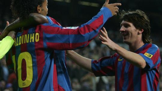 Selebrasi Ronaldinho usai mencetak gol untuk Barcelona dalam pertandingan LaLiga Spanyol kontra Real Madrid, 19 November 2005.