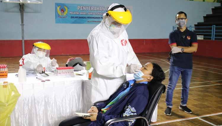 KONI Jawa Barat melakulan swab test kepada atlet, pelatih, dan mekanik yang tergabung dalam tim Pelatda Jabar.
