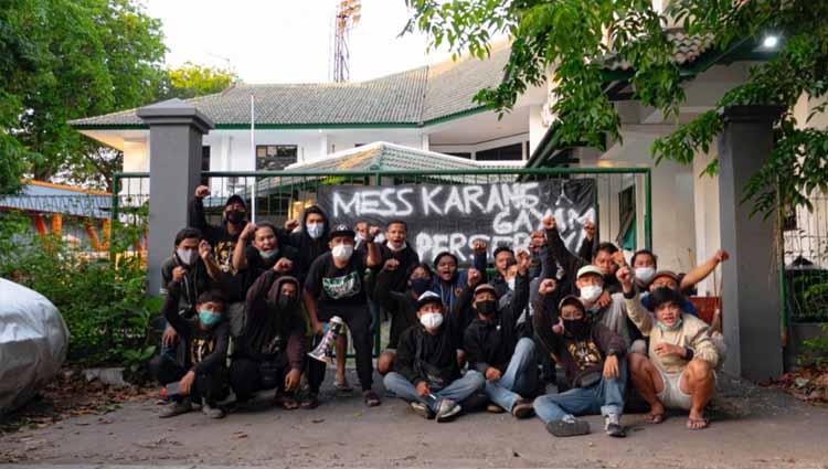 Bonek menggelar syukuran di depan mess Karanggayam.