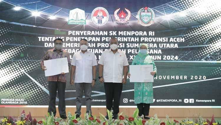 Menpora Zainudin Amali (dua kiri), foto bersama dengan perwakilan Sumut dan Aceh usai menyerahkan SK Pelaksanaan PON 2024. - INDOSPORT
