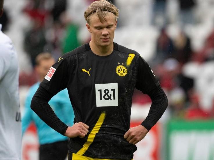Erling Haaland tertunduk lesu usai Borussia Dortmund kalah dari Augsburg Copyright: Matthias Balk/picture alliance via Getty Images