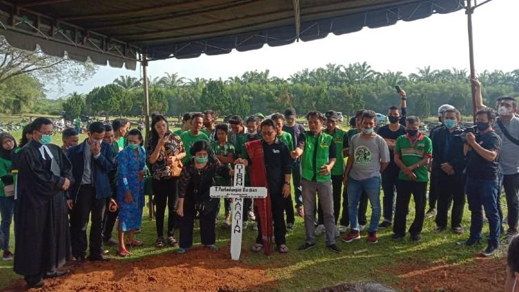 Kelompok suporter PSMS, SMeCK Hooligan turut mengantar almarhum Parlin Siagian ke peristirahatan terakhir.