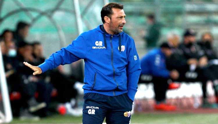 Lakukan aksi gila diluar nalar, pelatih klub gurem Liga Italia ini diketahui harus menerima sanksi berat atas aksinya tersebut.