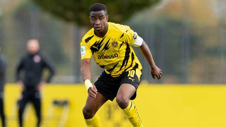 Striker muda Borussia Dortmund, Youssoufa Moukoko dilaporkan bakal absen selama enam minggu dan melewatkan dua leg melawan Chelsea di Liga Champions. - INDOSPORT