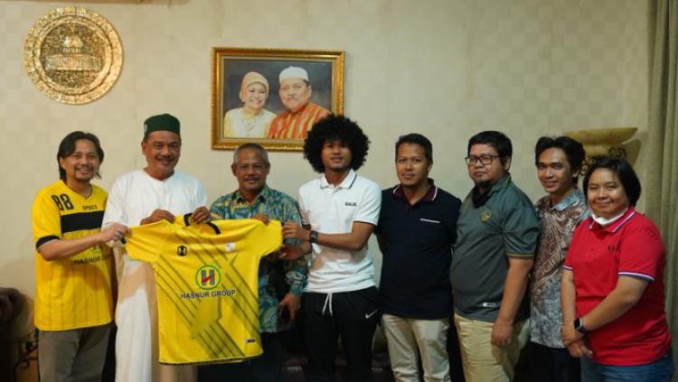 Bagus Kahfi bersama dengan manajemen Barito Putera.