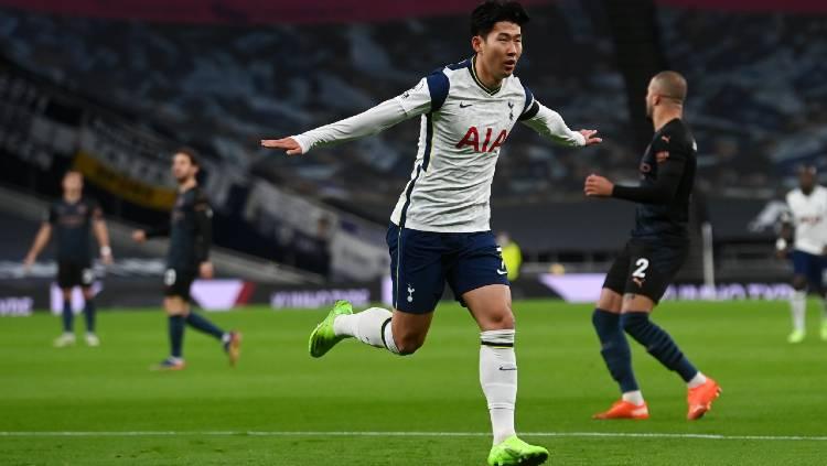 Pemain Totenham Hotspur, Son Heung-min, merayakan golnya ke gawang Manchester City dalam pertandingan Liga Inggris, Minggu (22/11/20) dini hari WIB. Copyright: Neil Hall - by Pool/Getty Images