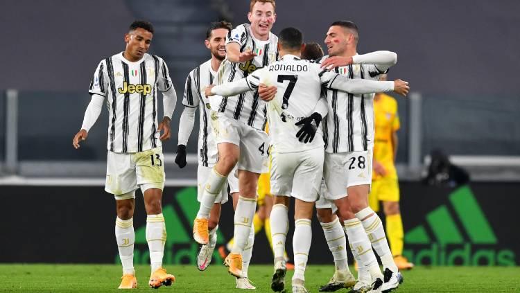 Para pemain Juventus merayakan gol Cristiano Ronaldo ke gawang Cagliari pada pertandingan Liga Italia, Minggu (22/11/20) dini hari WIB. Copyright: Valerio Pennicino/Getty Images