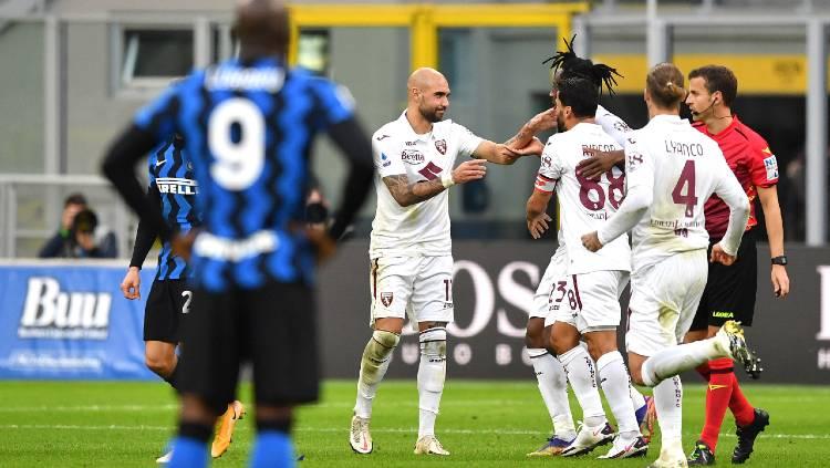 Simone Zaza merayakan golnya bersama pemain Torino usai membobol gawang Inter Milan pada pertandingan Liga Italia, Minggu (22/11/20).