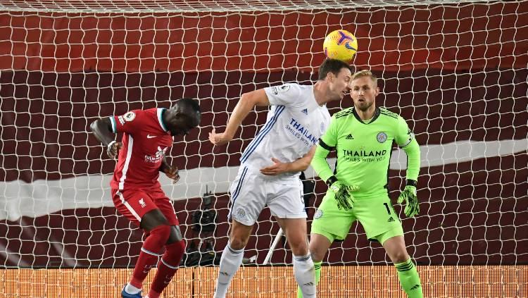 Proses gol bunuh diri pemain Leicester, Jonny Evans, saat melawan Liverpool pada pertandingan Liga Inggris, Senin (23/11/20) dini hari WIB.