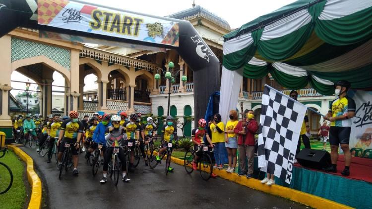 Ketua PB ISSI Raja Sapta Oktohari melepas start Tour de Deli 2020 di Istana Maimon, Medan, Minggu (22/11/20) pagi.