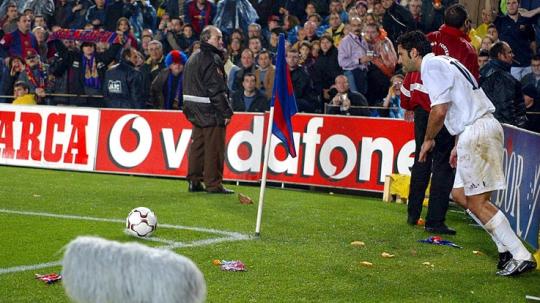Pemandangan Luis Figo dilempar kepala babi dalam pertandingan LaLiga Spanyol kontra Barcelona, 23 November 2002.
