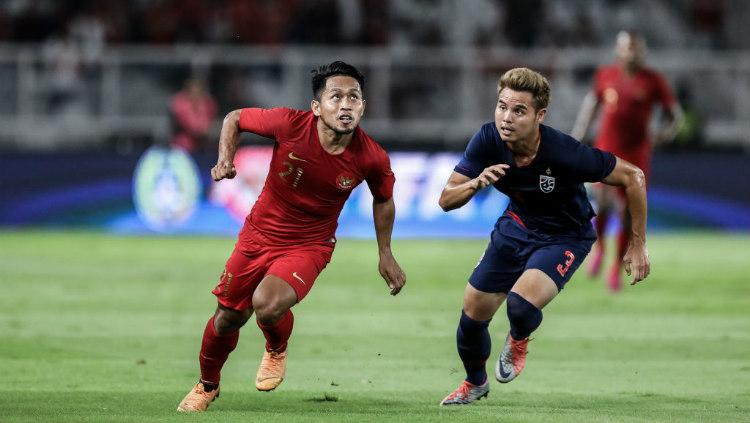 Andik Vermansah (kiri) saat membela Timnas Indonesia menghadapi Thailand dalam ajang Kualifikasi Piala Dunia 2022.