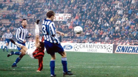 Aksi tendangan salto Marco van Basten dalam pertandingan Liga Champions antara AC Milan vs IFK Goteborg, 25 November 1992.