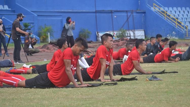 Striker Sriwijaya FC, Rudiyana, bersama rekan-rekannya tengah melakukan pendinginan.