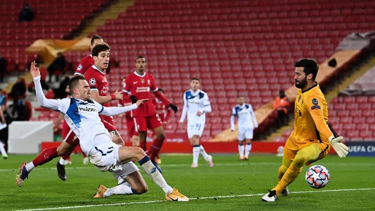 Pemain Atalanta, Josip Ilicic, membobol gawang Liverpool yang dijaga Alisson dalam pertandingan Liga Champions, Kamis (26/11/20) dini hari WIB.
