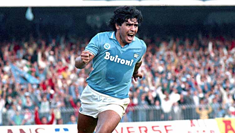 Diego Maradona, saat berseragam Napoli 1986. Copyright: Etsuo Hara/Getty Images