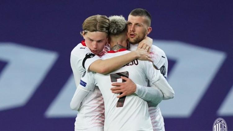 Para pemain AC Milan merayakan gol Samu Castillejo ke gawang Lille - INDOSPORT