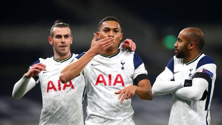 Pemain Tottenham Hotspur, Carlos Vinicius, merayakan golnya ke gawang Ludogorets bersama Gareth Bale dan Lucas Moura pada pertandingan Liga Europa, Jumat (27/11/20) dini hari WIB.