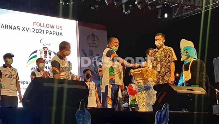 Ketua Harian PB Peparnas, Doren Wakerkwa, saat meluncurkan logo, maskot, tema, tagline dan jingle Peparnas XVI.