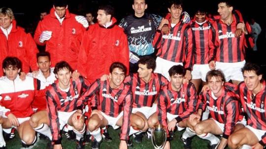 Skuat AC Milan berpose usai menjuarai Piala Super Eropa, 29 November 1990.