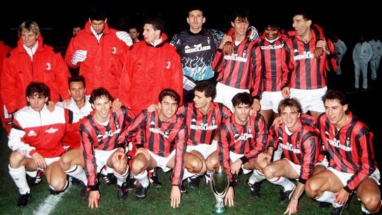 Skuat AC Milan berpose usai menjuarai Piala Super Eropa, 29 November 1990. - INDOSPORT
