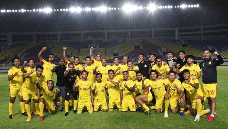 Tim Bhayangkara Solo FC langsung menggelar persahabatan melawan tim Pemkot Surakarta. - INDOSPORT