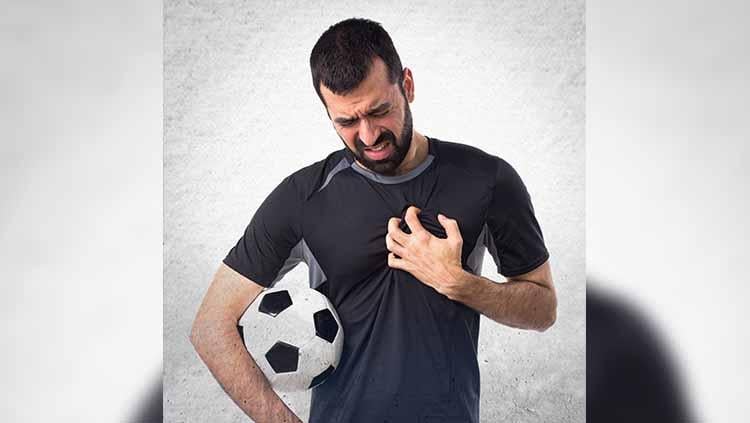 Ilustrasi pemain sepak bola terkena serangan jantung - INDOSPORT
