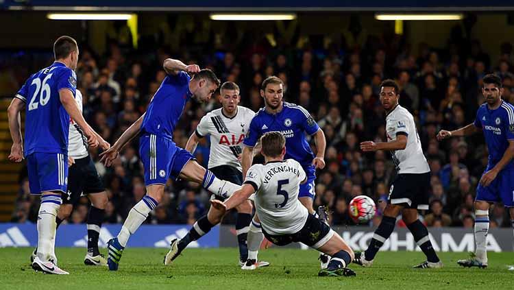 Salah satu momen di laga 'Battle of the Bridge' antara Chelsea vs Tottenham Hotspur (3 Mei 2016).