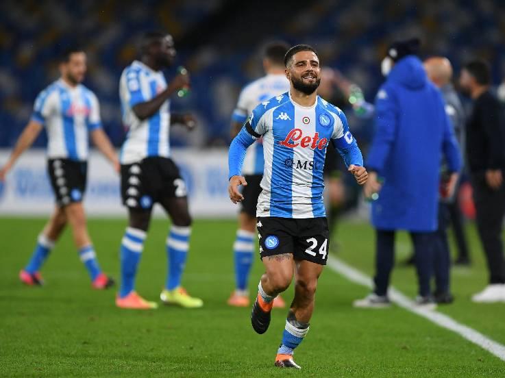 Pemain Napoli, Lorenzo Insigne, merayakan golnya ke gawang AS Roma dalam pertandingan Liga Italia, Senin (30/11/20) dini hari WIB. Copyright: Francesco Pecoraro/Getty Images