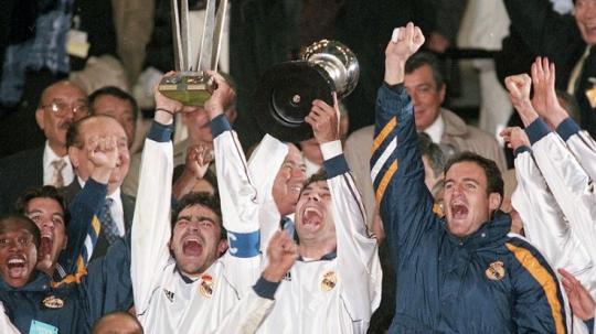 Potret selebrasi Real Madrid usai dipastikan menjuarai Piala Interkontinental, 1 Desember 1999\8.