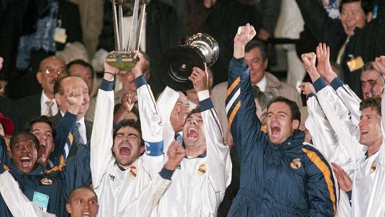 Potret selebrasi Real Madrid usai dipastikan menjuarai Piala Interkontinental, 1 Desember 1999\8. - INDOSPORT