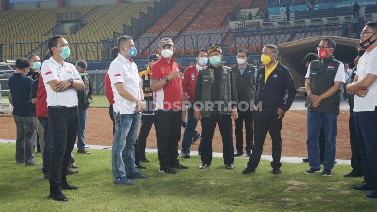 Rombongan Kemenpora, KemenPUPR, dan PSSI saat meninjau Stadion Si Jalak Harupat, Kabupaten Bandung.