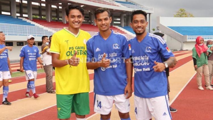 Sepak terjang I Nyoman Sukarja (tengah) masih diketahui oleh pelatih Bali United, Stefano Cugurra Teco. Foto: Nofik Lukman/INDOSPORT.