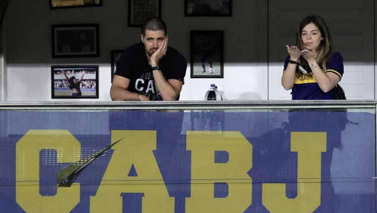 Tangis putri pertama Diego Maradona pecah usai Boca Juniors memberikan tribut menyentuh untuk sang legenda. - INDOSPORT